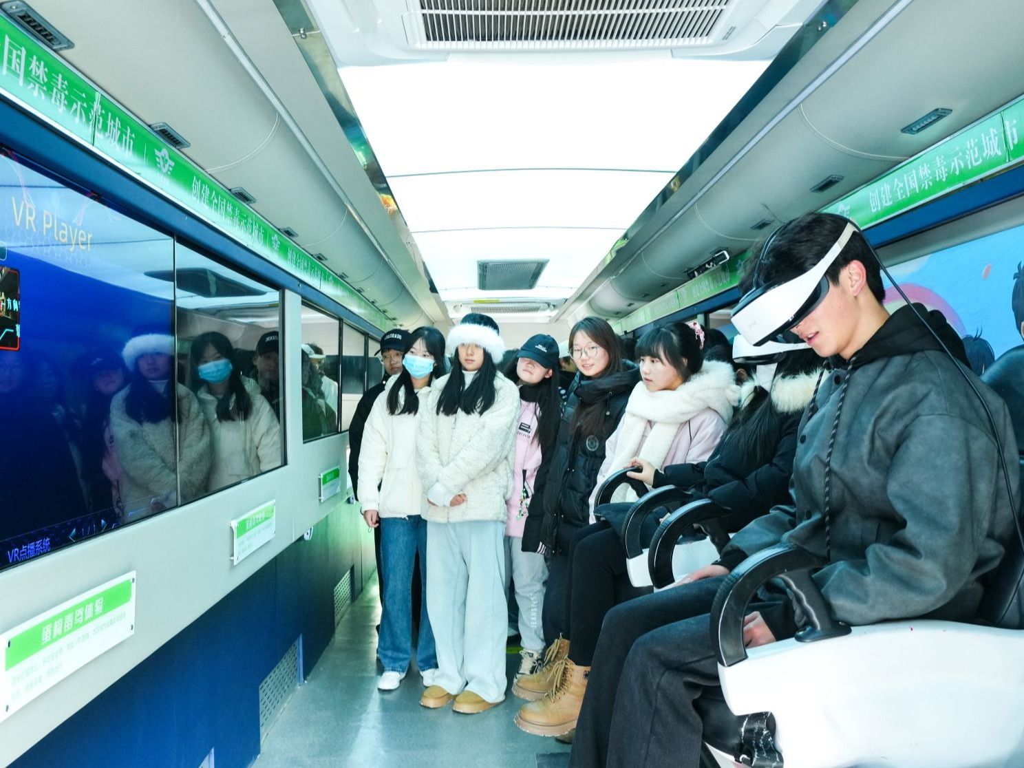 taptap点点官方网站：禁毒宣传车进校园，筑牢青春防毒墙