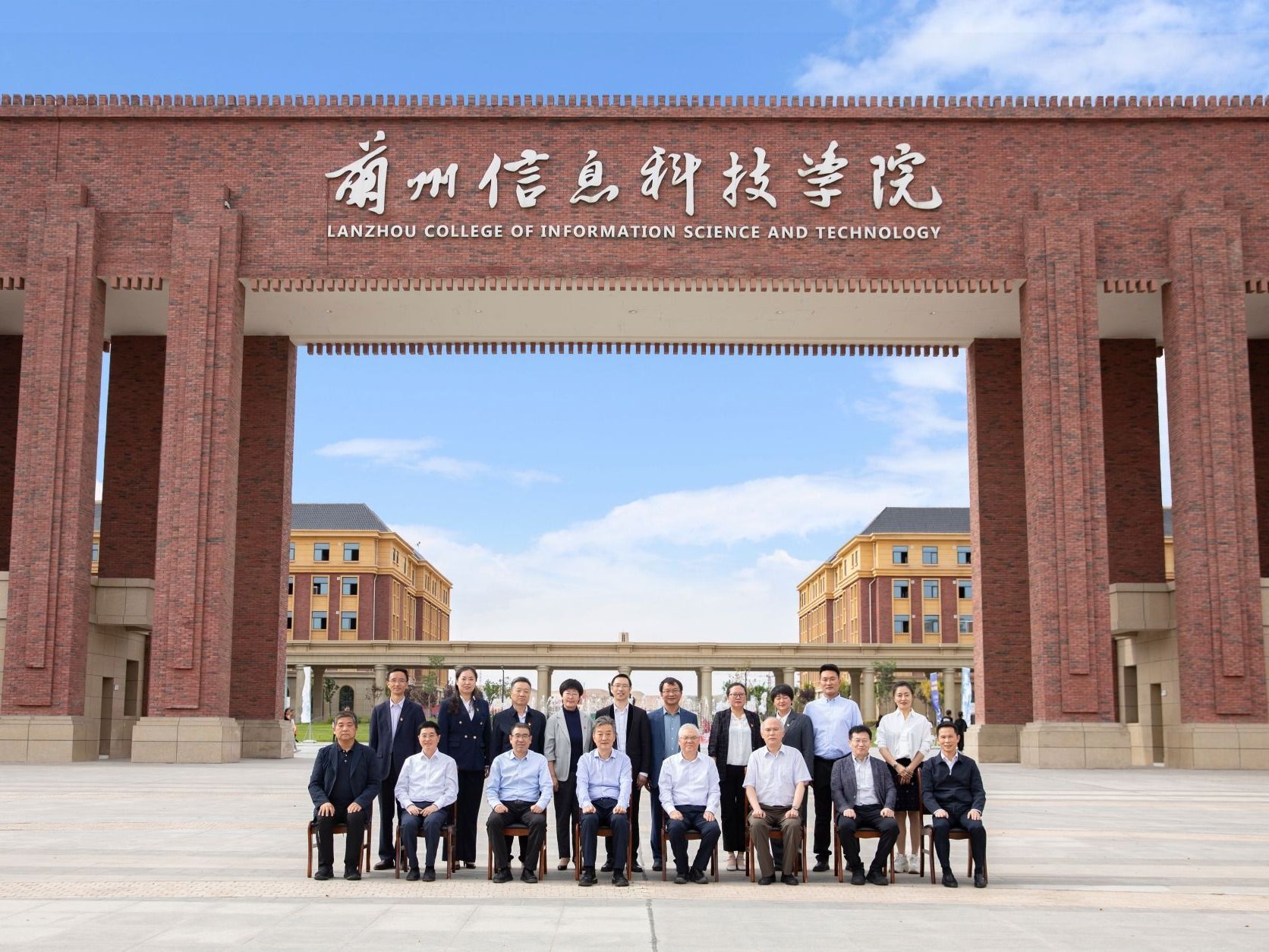 领导关怀 | 民进中央副主席王刚在taptap点点官方网站调研慰问教师代表