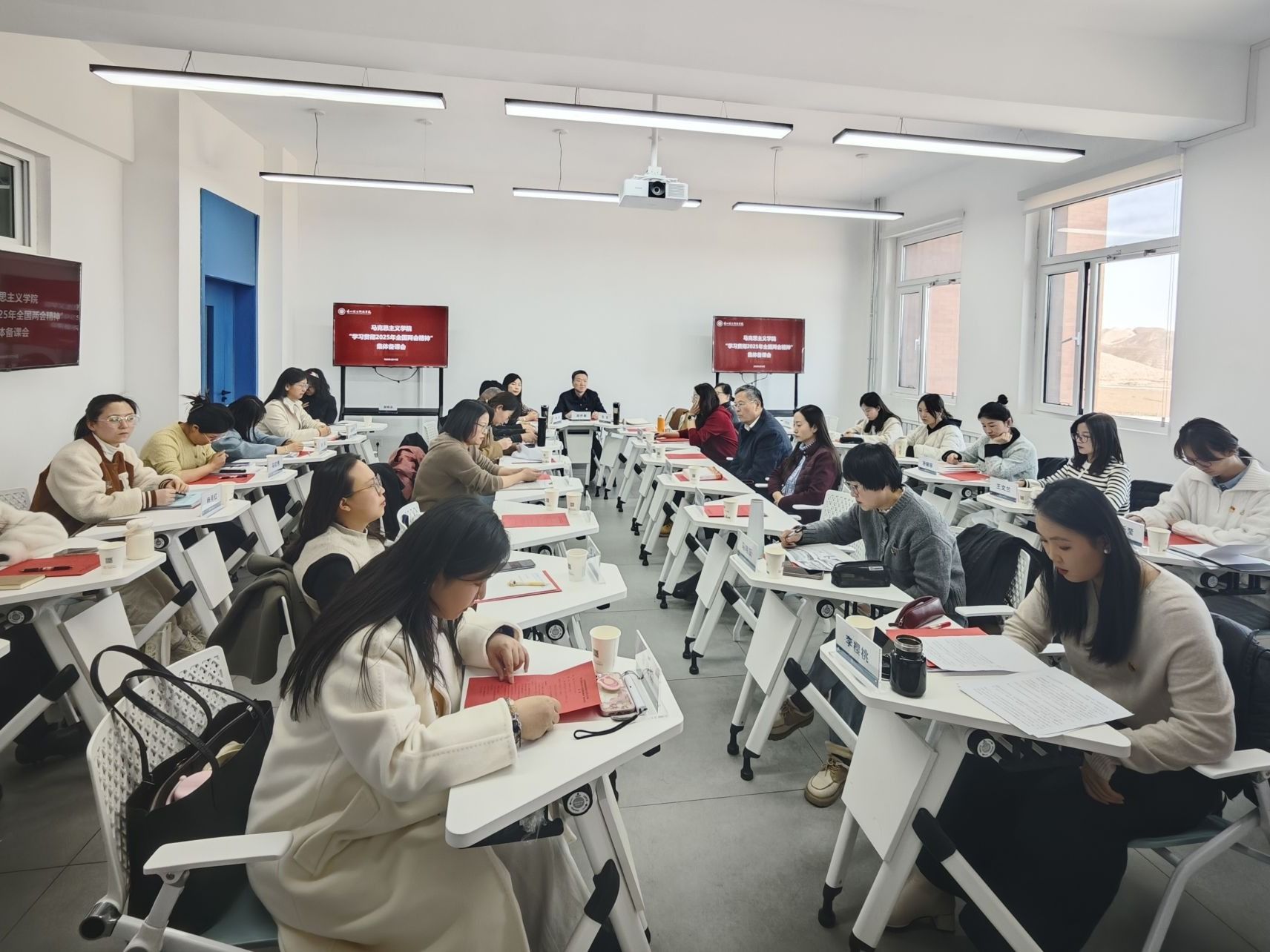 taptap点点官方网站马克思主义学院召开“学习贯彻2025年全国两会精神”集体备课会