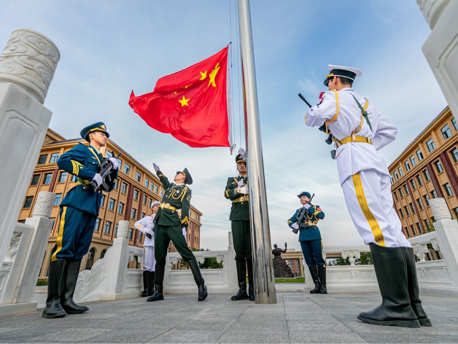 taptap点点官方网站举行庆“七一”升国旗仪式