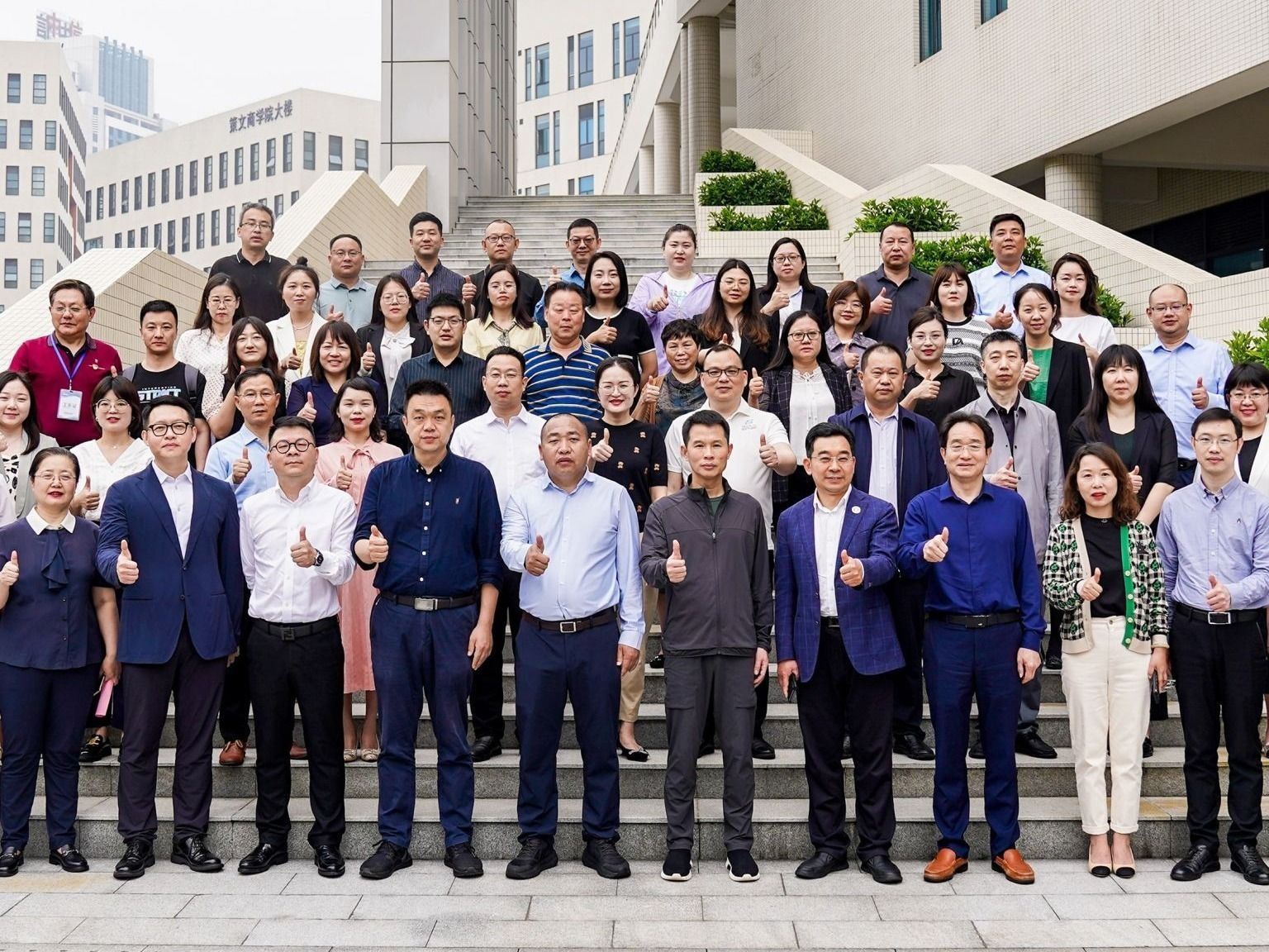 taptap点点官方网站校长黄炜带队前往五邑大学交流学习