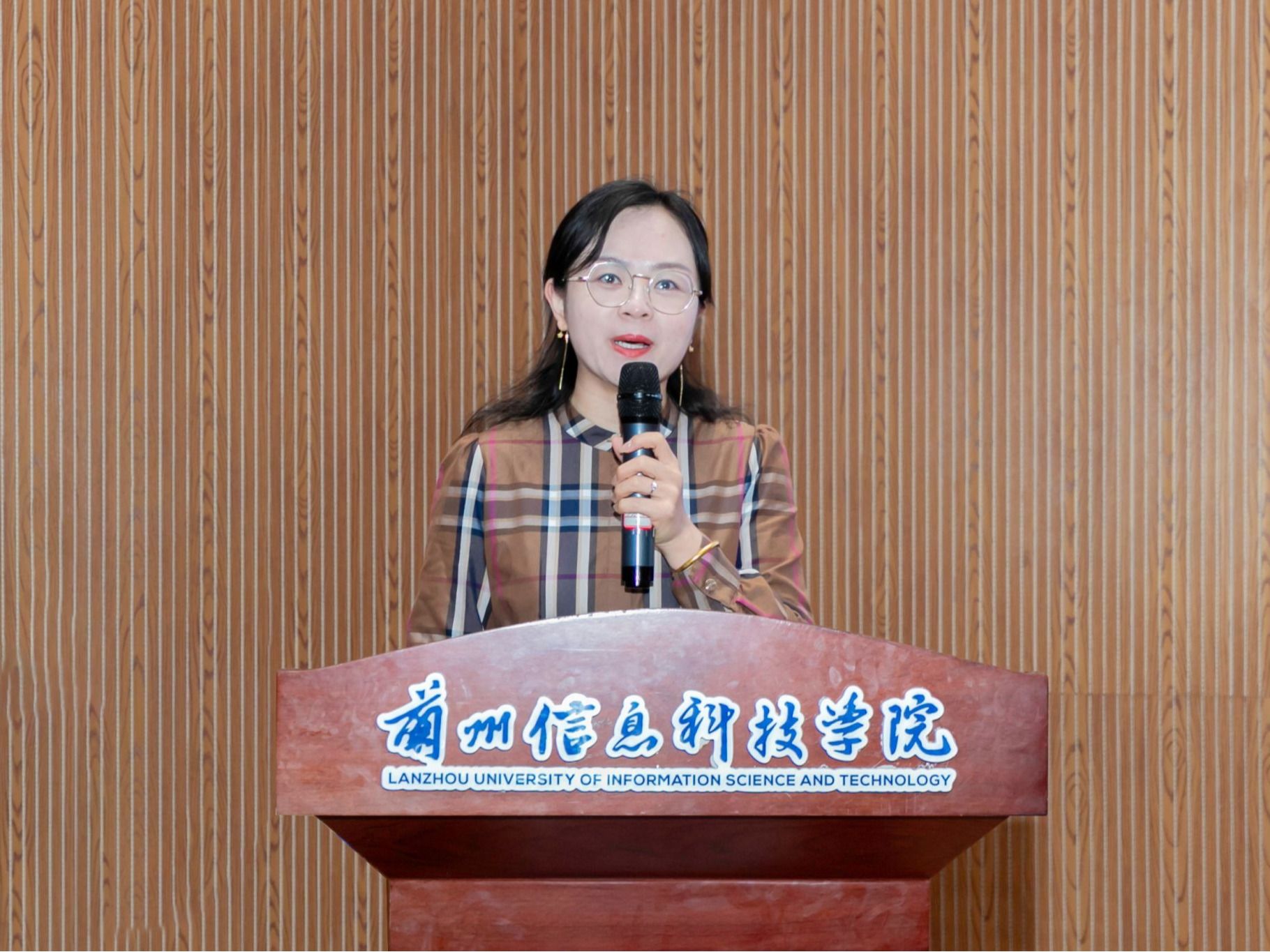 taptap点点官方网站开展《防范化解重大经济金融风险漫谈》专题讲座