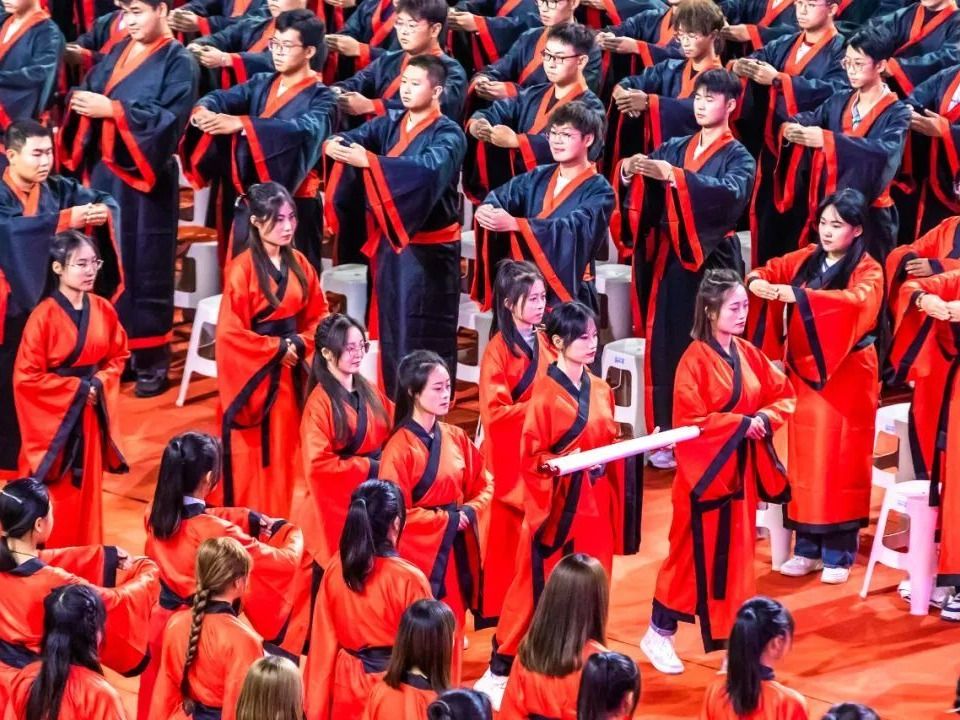 成就最非凡模样！taptap点点官方网站开学大典上千名学生身着汉服行尊师礼