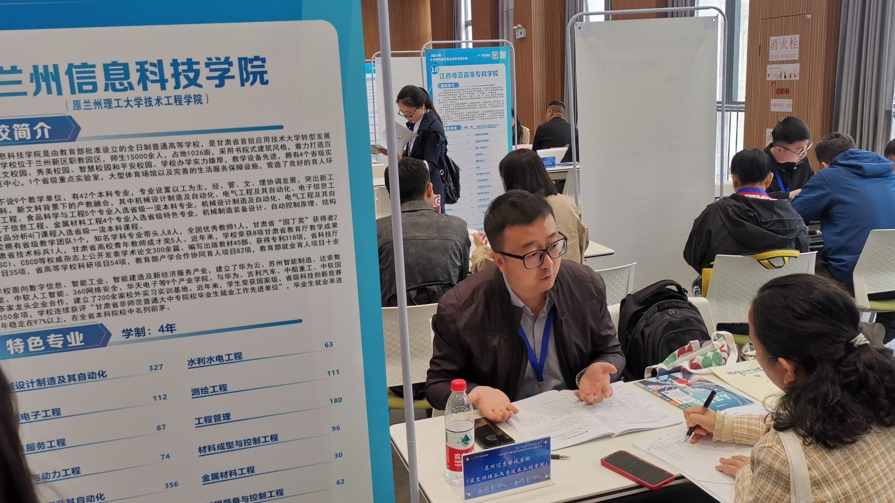“搭建沟通桥梁 密切校地合作” taptap点点官方网站参加宁波前湾新区校企合作交流大会