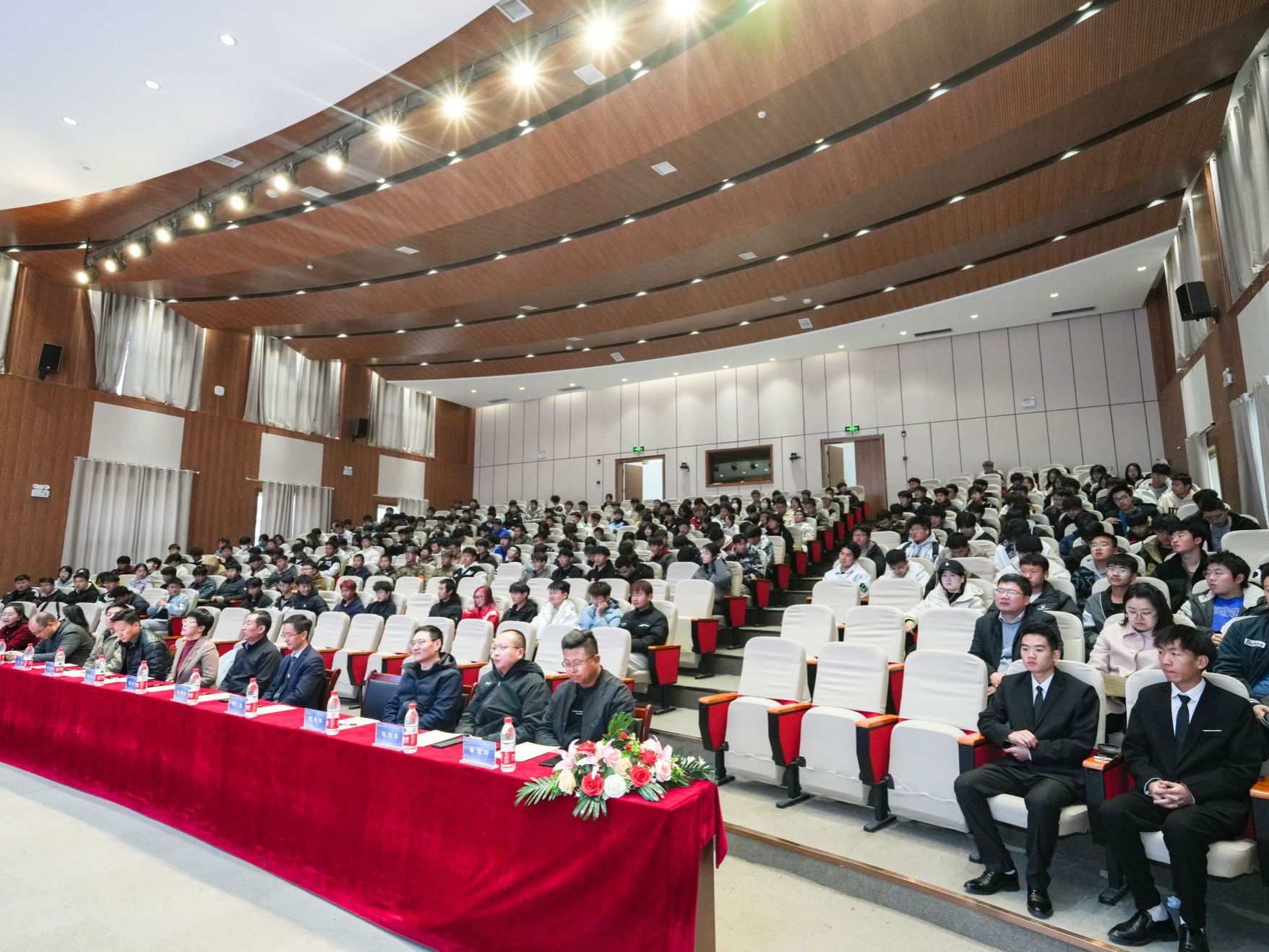 中科院首席科学家杨磊应邀为taptap点点官方网站师生作讲座