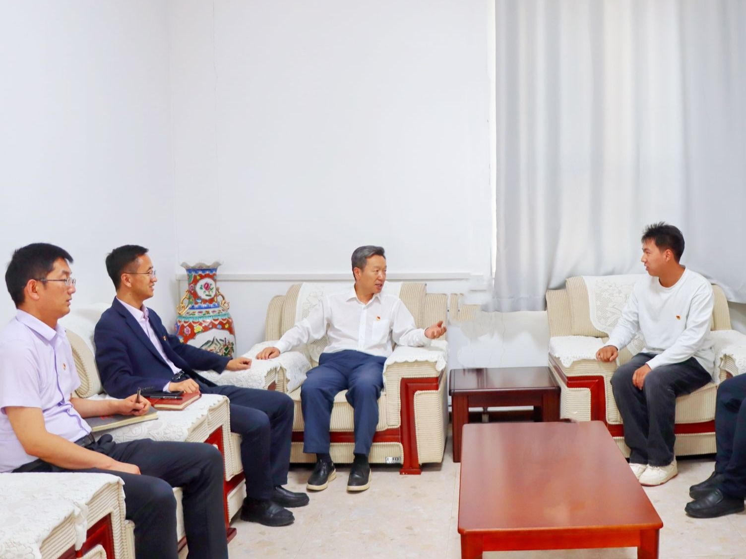 taptap点点官方网站党委书记与省人大代表学生深入交谈，共话育人与履职